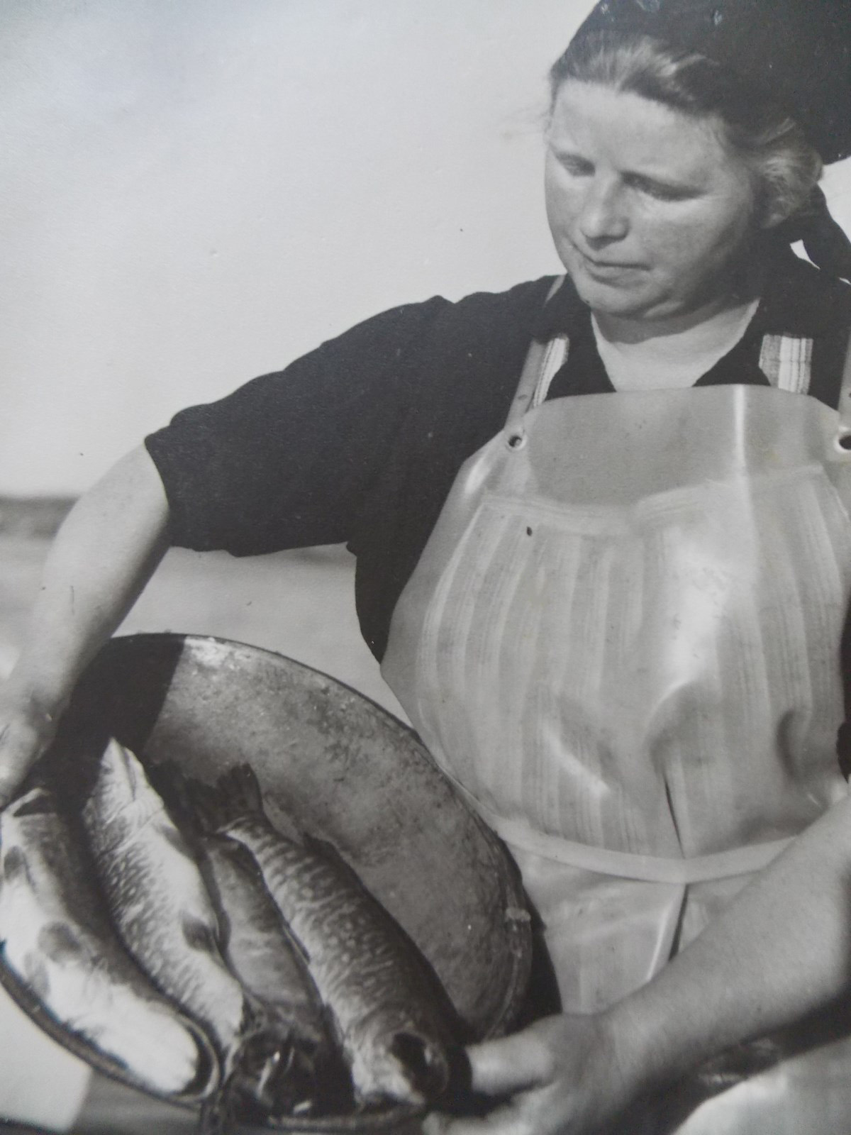 Oma mit Wanne voller Fischen